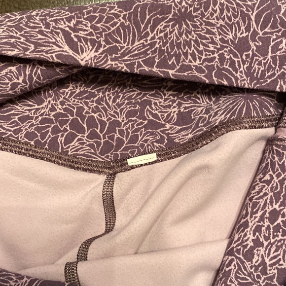 Lululemon purple knee length leggings size 8 - Picture 4 of 6
